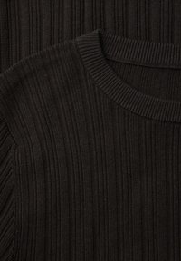 Maglione scuro lavorato a maglia con texture a coste, caratterizzato da una scollatura a girocollo e spalle senza cuciture. Il colore è un nero intenso con linee sottili.