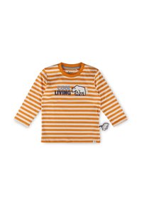 Langärmliges gestreiftes Hemd in Orange und Weiß mit dem Text "COOL LIVING", einem bärigen Grafikdesign und einem Anhänger mit Bär-Motiv an der Seite.