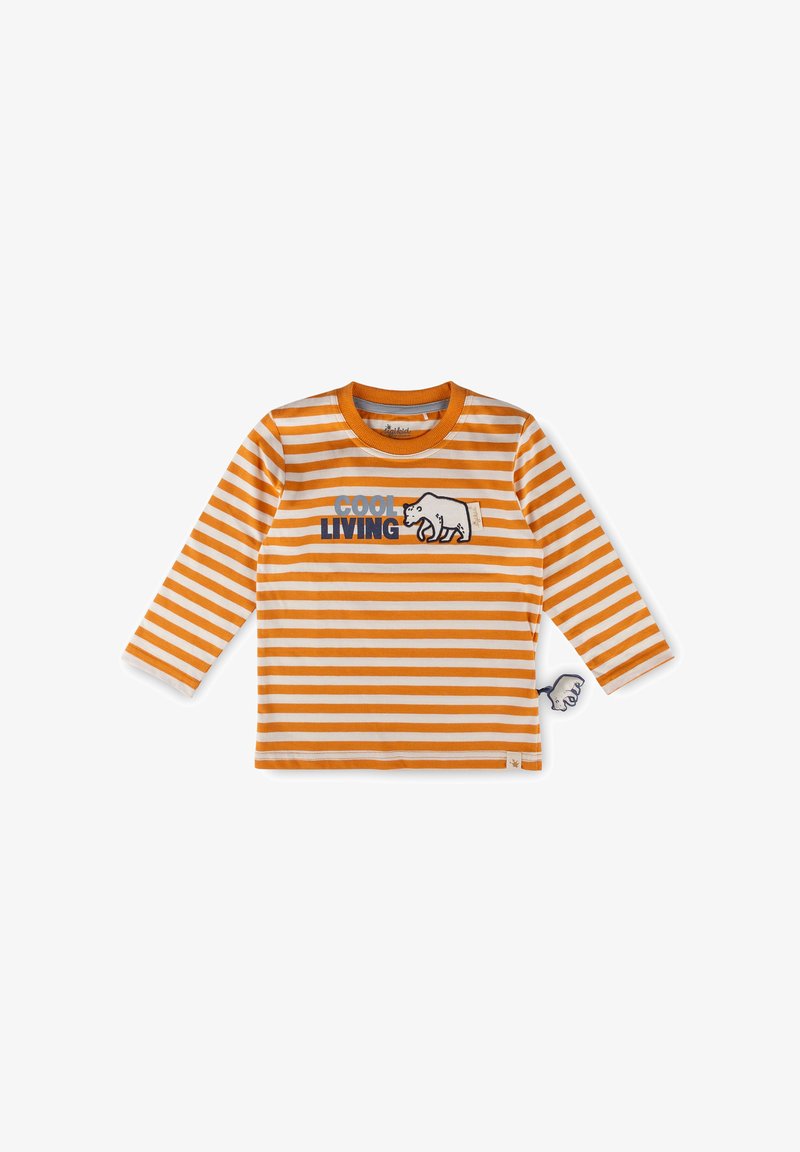 Langärmliges gestreiftes Hemd in Orange und Weiß mit dem Text "COOL LIVING", einem bärigen Grafikdesign und einem Anhänger mit Bär-Motiv an der Seite.