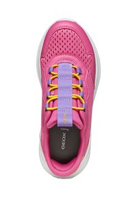 Scarpa sportiva rosa con tomaia in rete, dotata di lacci elastici gialli e viola, colletto imbottito e suola bianca resistente.