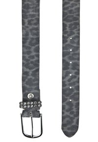 Cinturón de cuero gris con estampado de leopardo, hebilla metálica plateada y una sección decorativa con tachuelas cerca de la hebilla.
