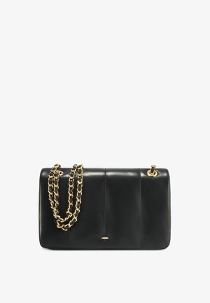 Czarna skórzana torebka w pikowanym wzorze, z złotym łańcuszkiem i prostokątnym kształtem. Posiada dwa złote pierścienie do mocowania paska.