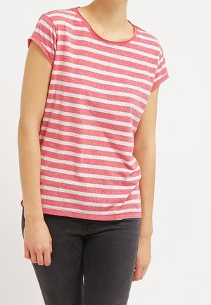 Czerwono-biała koszulka w paski z krótkim rękawem, okrągłym dekoltem, miękka tkanina o luźnym kroju, zestawiona z ciemnoszarymi dżinsami.