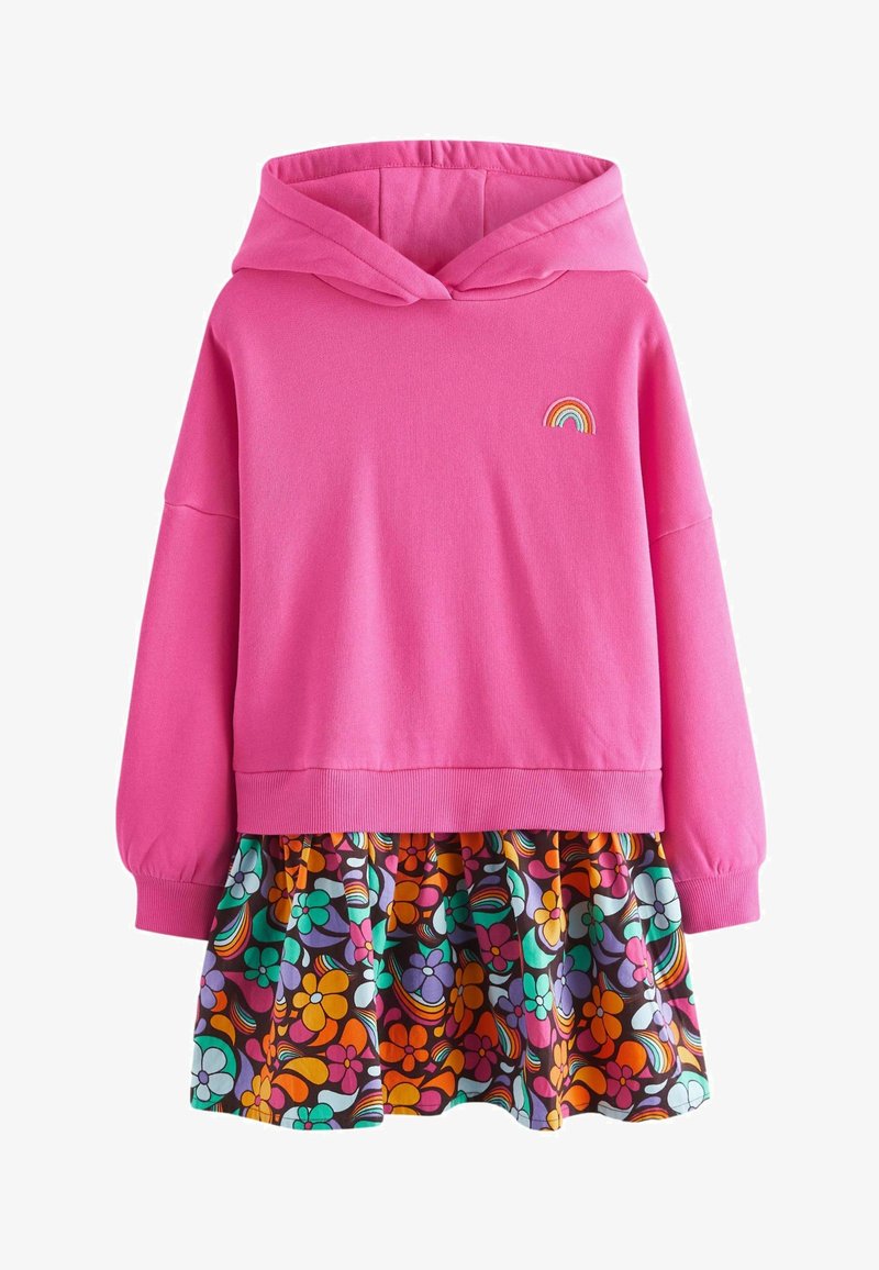 Sudadera rosa con bordado de arcoíris en el pecho, combinada con una falda de patrón floral multicolor. Tejido suave, corte relajado.