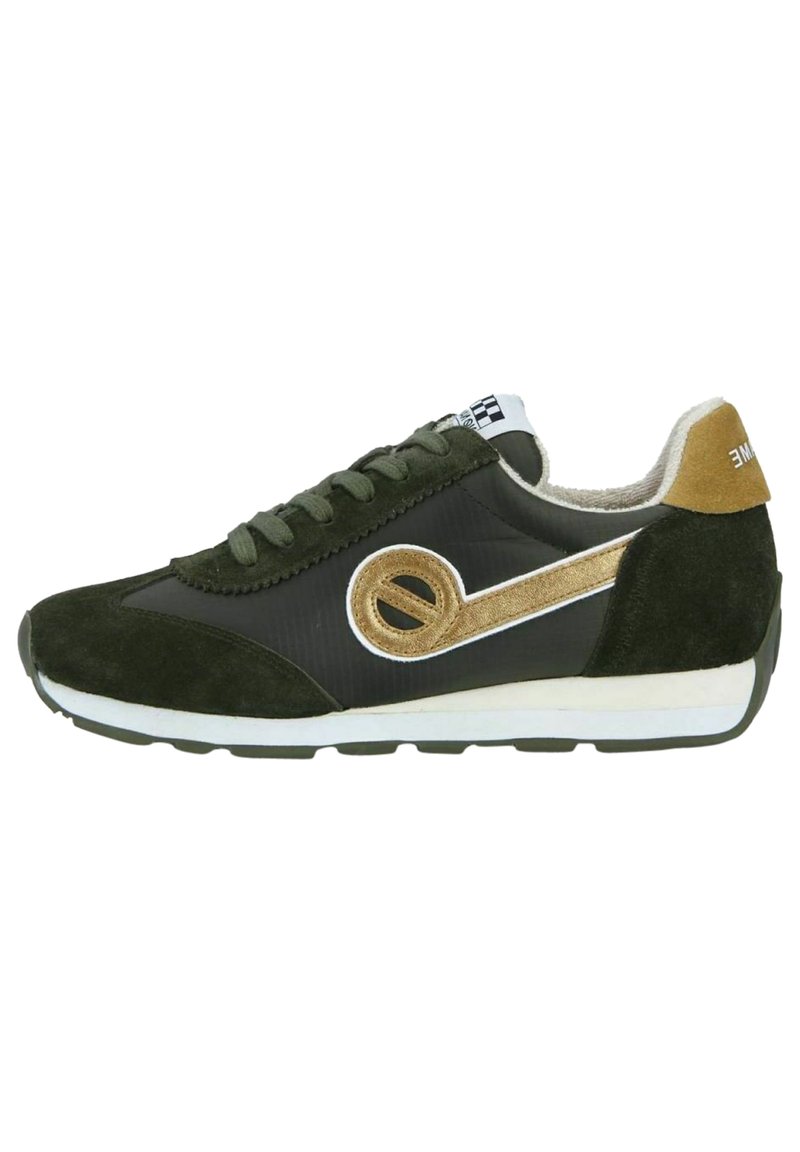 Herren-Sneaker aus dunkelgrünem Wildleder und schwarzem Synthetikmaterial, mit einem goldenen Akzent-Design und weißer Sohle. Mit Schnürung und gepolsterter Schuhkragen.