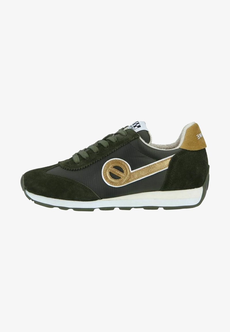 Sneaker da uomo in suede verde scuro e materiale sintetico nero, con un design accentuato in oro e suola bianca. Chiusura con lacci e colletto imbottito.