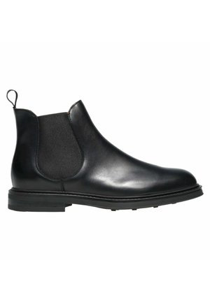 Stivale Chelsea in pelle nera con pannelli elastici laterali, punta rotonda e suola in gomma bassa. Presenta una linguetta sul retro per una facile calzata.