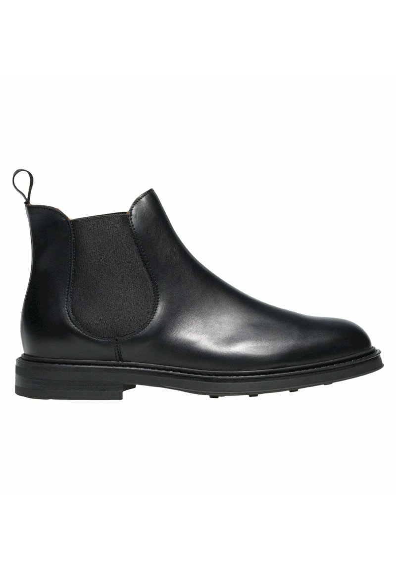 Zwarte leren Chelsea boot met elastische zijpanele, ronde neus en lage rubberen zool. Voorzien van een trekband aan de achterkant voor gemakkelijk aan- en uittrekken.