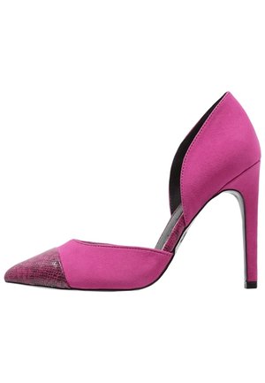 Rosa High-Heel-Schuhe mit einer spitzen Zehe, einer texturierten Kappe mit schwarzen Akzenten und einem eleganten, schlanken Stiletto-Absatz. Hergestellt aus Wildleder.
