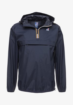 Veste de pluie à enfiler bleu marine avec capuche, fermeture éclair devant avec bordure rayée, poignets élastiques et logo K-Way sur la poitrine et à l'intérieur du col.