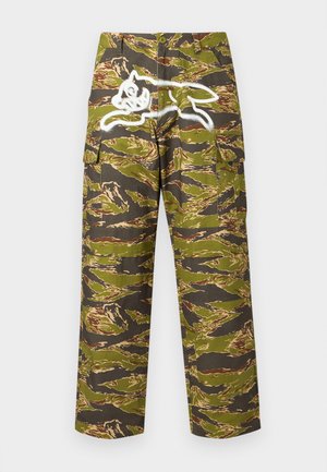 Παντελόνι cargo καμουφλάζ σε πράσινο, καφέ και μαύρο με πλαϊνές τσέπες και λευκό σχέδιο ενός ζώου που πηδά στο πίσω μέρος. Κατασκευασμένο από βαμβάκι.