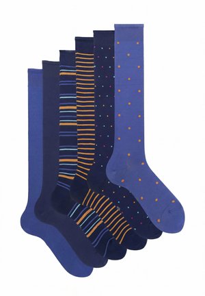 Sechs Paar knielange Socken in Blau-Nuancen, mit einfarbigen, gestreiften und gepunkteten Mustern in Orange, Pink und Hellblau.