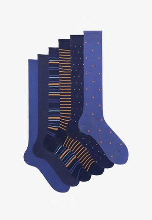 Sechs Paar knielange Socken in Blau-Nuancen, mit einfarbigen, gestreiften und gepunkteten Mustern in Orange, Pink und Hellblau.