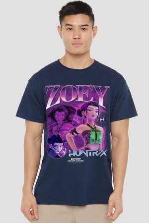 Mann trägt ein marineblaues T-Shirt mit drei animierten weiblichen Charakteren, dem Text "ZOEY" in großen violetten Buchstaben und den Logos von "K-Pop Demon Hunters".