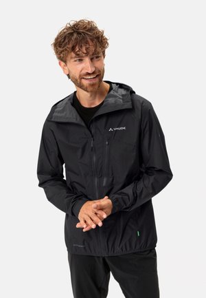 Giacca leggera impermeabile nera con cappuccio, tasche con zip, polsini elasticizzati e orlo regolabile. Presenta dettagli grigi sul cappuccio.