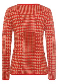 Pull à manches longues avec motif pied-de-poule rouge et beige formant des blocs rectangulaires, avec un large décolleté en bateau.