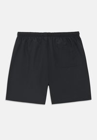 Μαύρα μαγιό σορτς από ελαφρύ υλικό, με ελαστική μέση και μία τσέπη πίσω. Λείο ύφασμα, μήκος πάνω από το γόνατο.