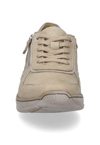 Sneaker beige in suede con suola in gomma testurizzata, chiusura con lacci anteriore, zip laterale e dettagli di cucitura minimalista.