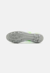 Scarpa da calcio bianca con tomaia sintetica testurizzata, dettagli verde brillante e suola grigia con tacchetti progettata per trazione e stabilità.