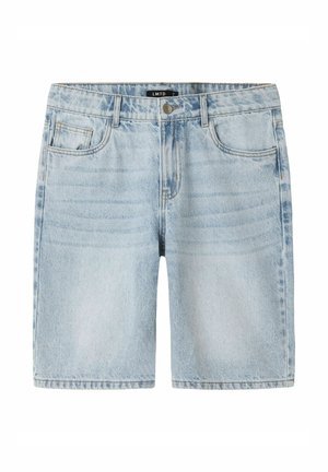 Világoskék farmer rövidnadrág gombbal és cipzárral, elülső és aprópénztárca zsebbel, valamint övhurkokkal.