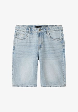 Shorts di denim celeste con bottone e cerniera, tasche frontali e taschino porta monete, e passanti per cintura.