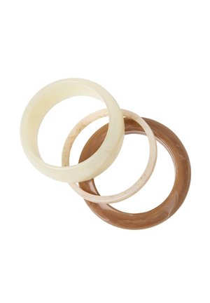 Tre runde armbånd i creme, lyse beige og brune toner, der overlapper hinanden på en hvid baggrund.