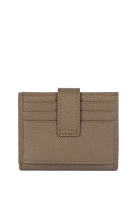 Porte-cartes en cuir taupe, doté de plusieurs emplacements pour cartes et d'une fermeture à bouton-pression. Texture grainée, design minimaliste, forme rectangulaire compacte.