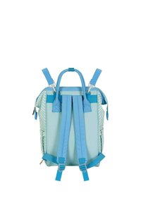 Mochila a rayas azul y azul claro con un asa superior, correas ajustables y cierres, hecha de material duradero. Cuenta con múltiples bolsillos.