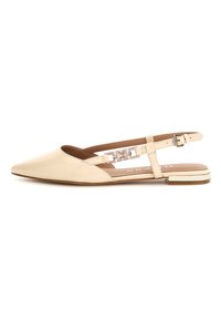 Beige kumi-nahka slingback tasapohjaiset kengät, joissa on terävä kärki, leikattu muotoilu ja hopea varustelu hihnassa, sekä tasapohja.