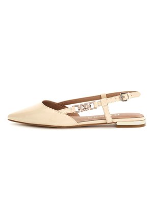 Ballerine slingback in pelle patinata beige con punta appuntita, design a fori e dettagli in metallo argentato sulla cinghia, e suola piatta.