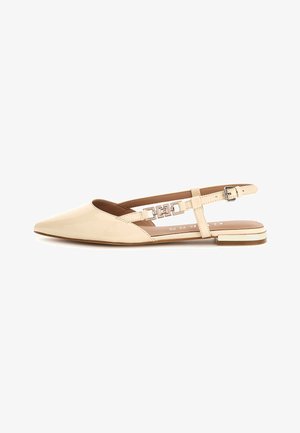 Balzacs en cuir verni beige avec un bout pointu, un design découpé et des détails en métal argenté sur la bride, et une semelle plate.