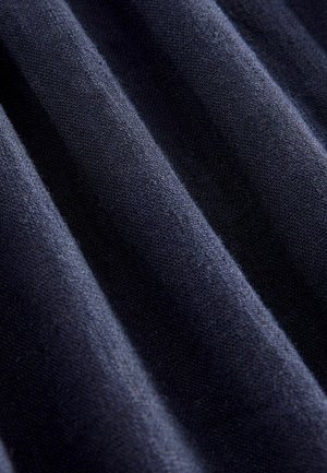 Marineblauwe gebreide stof met horizontale ribbels, met een zachte textuur en fijne vezels, waardoor een gladde, iets rekbare uitstraling ontstaat.