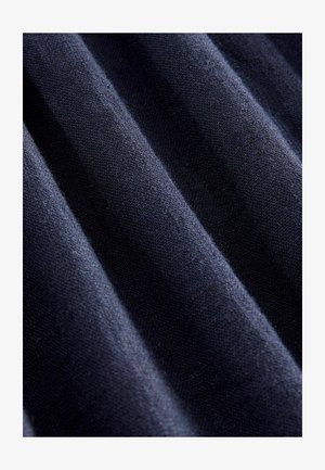 Marineblauwe gebreide stof met horizontale ribbels, met een zachte textuur en fijne vezels, waardoor een gladde, iets rekbare uitstraling ontstaat.