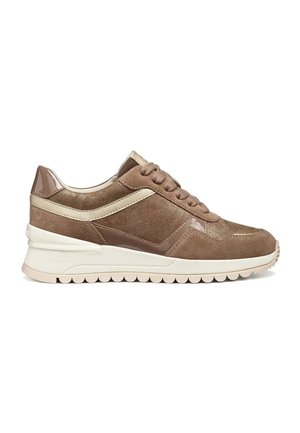 Bruine suède en leren sneaker met beige accenten, witte zool en vetersluiting, zijaanzicht op witte achtergrond.
