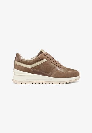 Bruine suède en leren sneaker met beige accenten, witte zool en vetersluiting, zijaanzicht op witte achtergrond.
