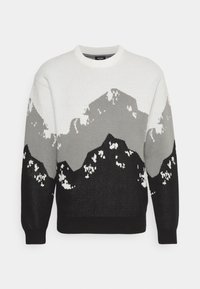 Maglione lavorato a maglia in bianco, nero e grigio con un motivo a montagna, scollatura rotonda e polsini e orlo a coste.