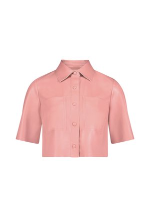 Chemise en cuir rose coupée, manches courtes, patte de boutonnage devant, col pointu et deux poches plaquées à l’avant.
