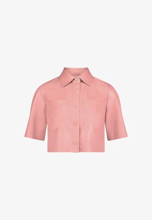 Chemise en cuir rose coupée, manches courtes, patte de boutonnage devant, col pointu et deux poches plaquées à l’avant.