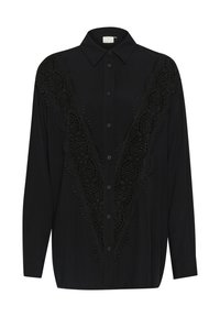 Camicia nera con bottoni caratterizzata da un intricato ricamo in pizzo nero lungo i lati frontali, con colletto classico e maniche lunghe.
