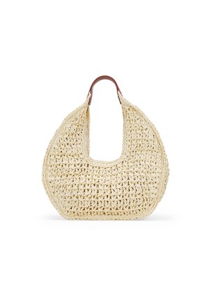 Bolso de paja trenzada en color crema con forma curva y parte superior semiaperta. Presenta dos asas de cuero marrón y una textura tejida intrincada.