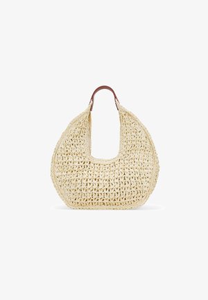 Bolso de paja trenzada en color crema con forma curva y parte superior semiaperta. Presenta dos asas de cuero marrón y una textura tejida intrincada.