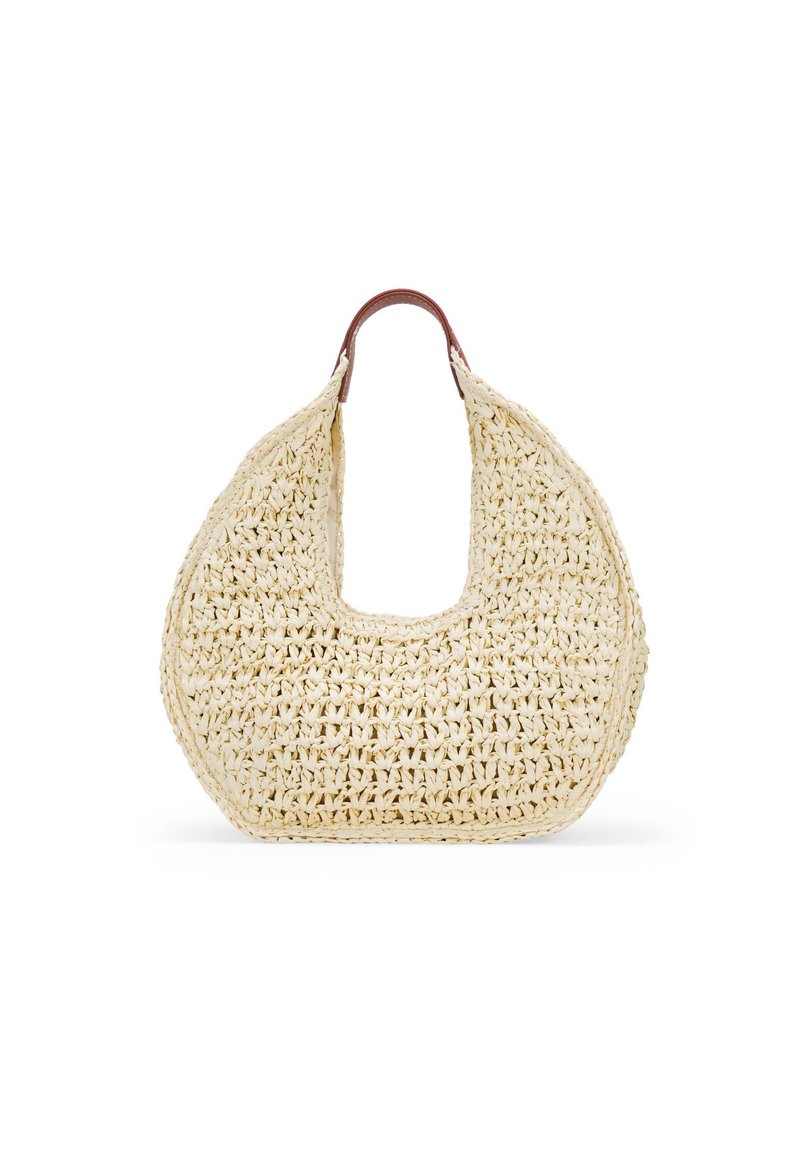 Bolso de paja trenzada en color crema con forma curva y parte superior semiaperta. Presenta dos asas de cuero marrón y una textura tejida intrincada.