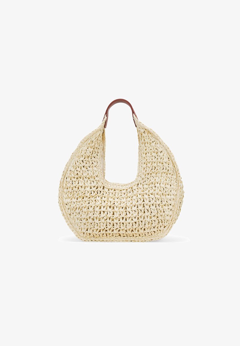 Bolso de paja trenzada en color crema con forma curva y parte superior semiaperta. Presenta dos asas de cuero marrón y una textura tejida intrincada.
