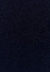 Tumesinine kangas, millel on peen laineline tekstuur, mis loob kogu pindala ulatuses pehme lainetava pind.