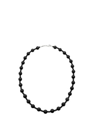 Schwarze Perlenkette mit abwechselnd kleinen und größeren runden Perlen, befestigt mit einem silbernen Karabinerverschluss, flach in kreisförmiger Form ausgelegt.