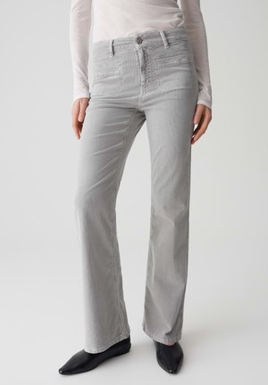 Helle graue Schlagjeans mit glatter Textur, ausgestattet mit Vorder- und Gesäßtaschen, Knopfverschluss und Nähdetails.