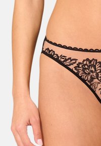 Simone Pérèle ROMANCE - Trosor - light tatoo
