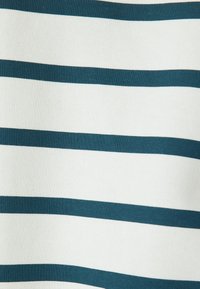 Tela a rayas con líneas horizontales alternas en color teal y blanco. La textura parece suave con un acabado similar al algodón.