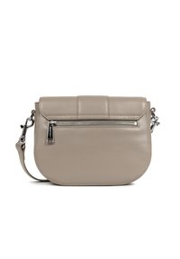 Borsa a tracolla in pelle color taupe chiaro con fondo arrotondato, tasca frontale con zip e hardware argentato, inclusi zip e ganci della tracolla.