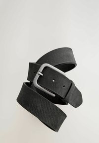 Schwarzer Gürtel aus strukturiertem Material mit einer silbernen Metallschnalle. Verfügt über eine glatte Oberfläche und mehrere Löcher zur Größenanpassung.